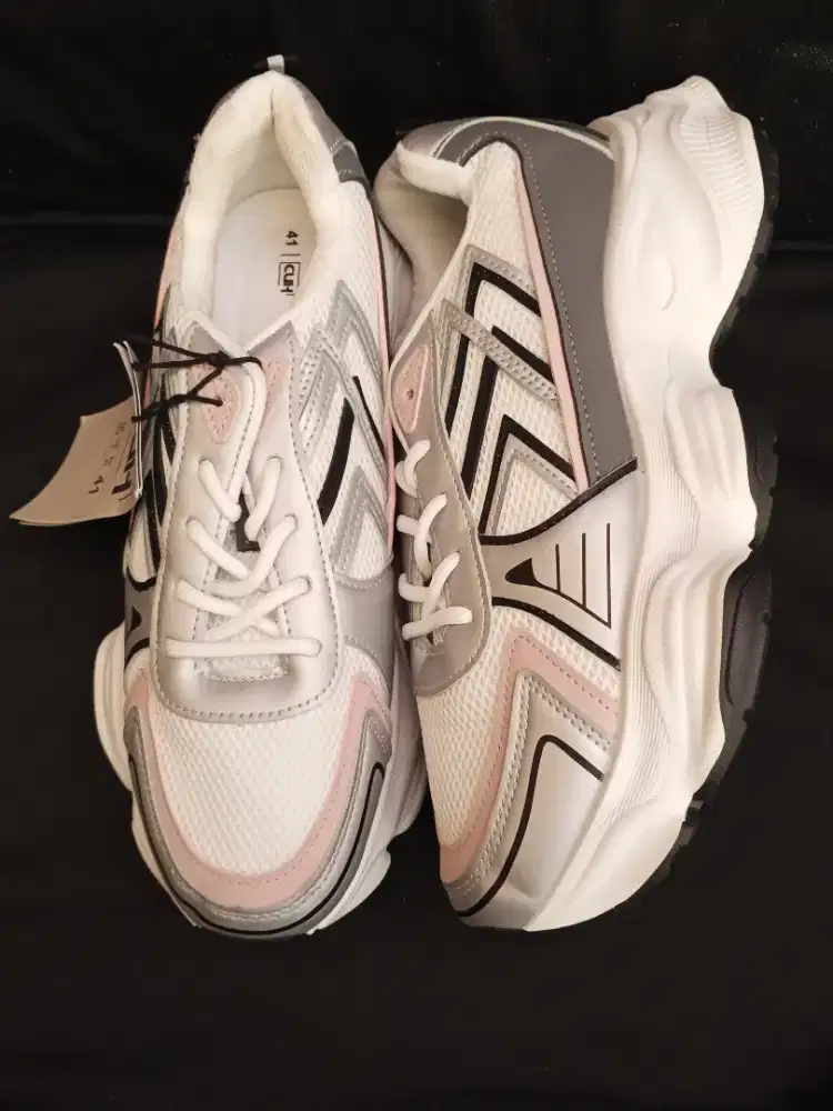 Sepatu wanita dengan perpaduan pink putih