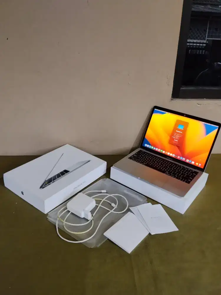 MacBook Pro 2017 i5 8/256 Fullset Lengkap