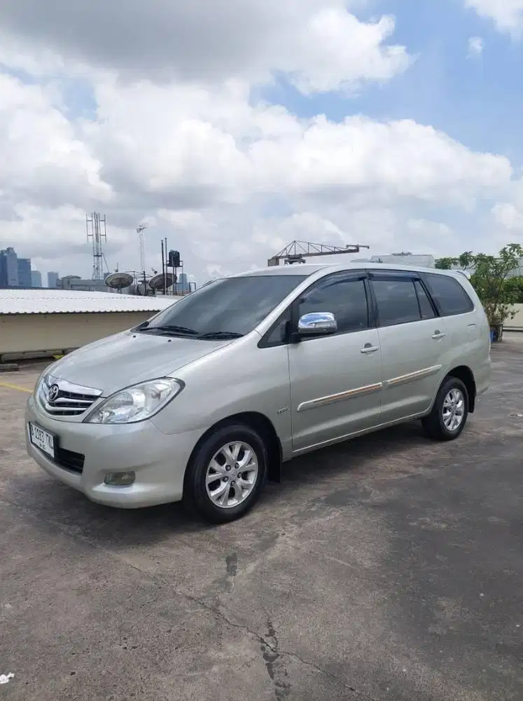 TOYOTA INNOVA 2.0 G at luxury 2010