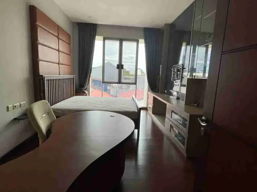 RUMAH SIAP HUNI 3 LANTAI FURNISHED TAMAN ARIES JAKARTA BARAT