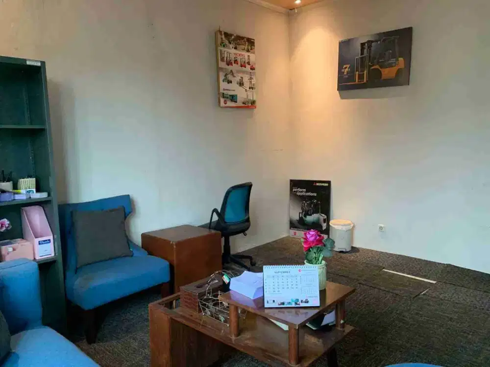 Dijual / Disewakan 2 lantai ofice dan gudang daerah pekayon dan pinggir jalan