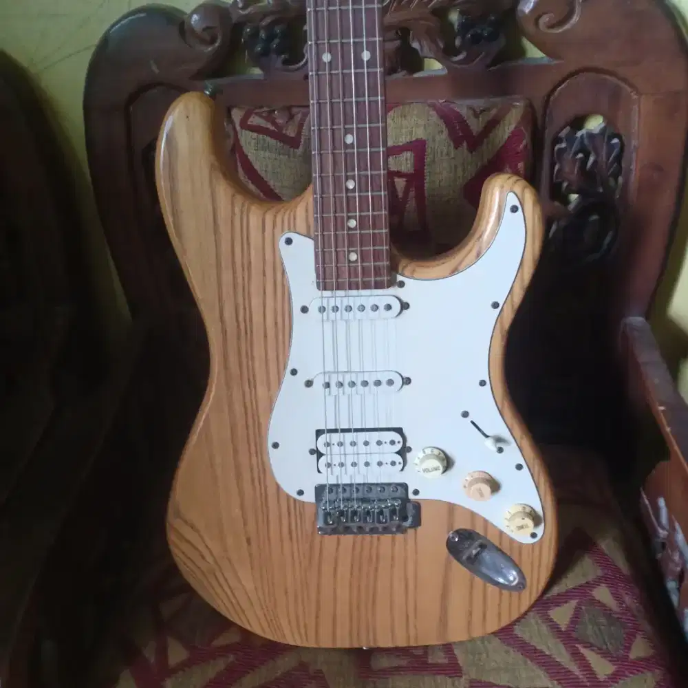 Gitar Aria strat kondisi fit