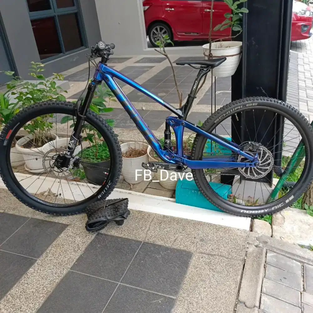 Sepeda Gunung Trek Fuel 8 size M Fullbike 2021