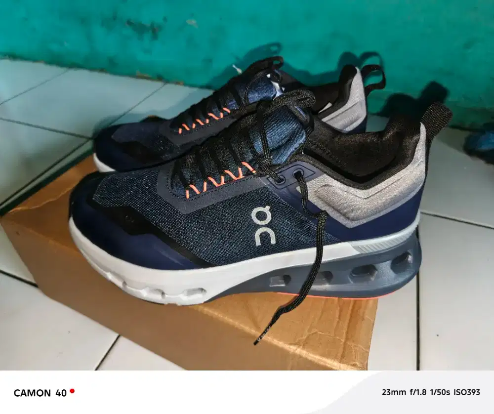 Sepatu Oc on cloud belum dipakai krena dibelikan istri kekecilan, Uk41