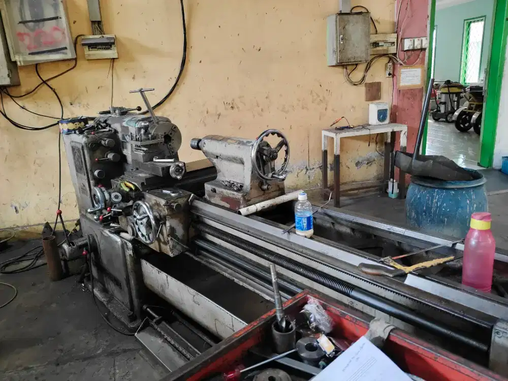 Operator mesin bubut fries