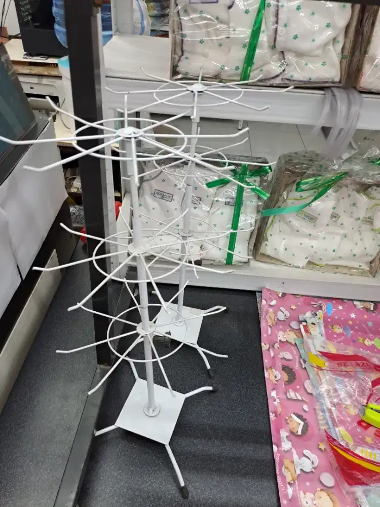 Gantungan display kaoskaki