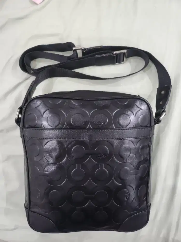 Tas Coach Sling Hitam