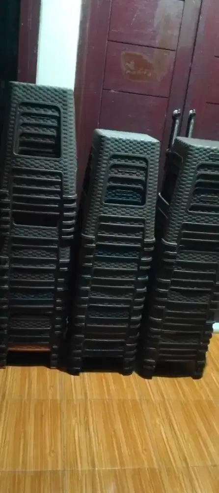 Kursi plastik Merk Tabitha