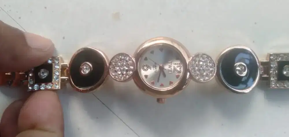 Di jual jam tangan unik untuk cew baru dan murah wa ,hp