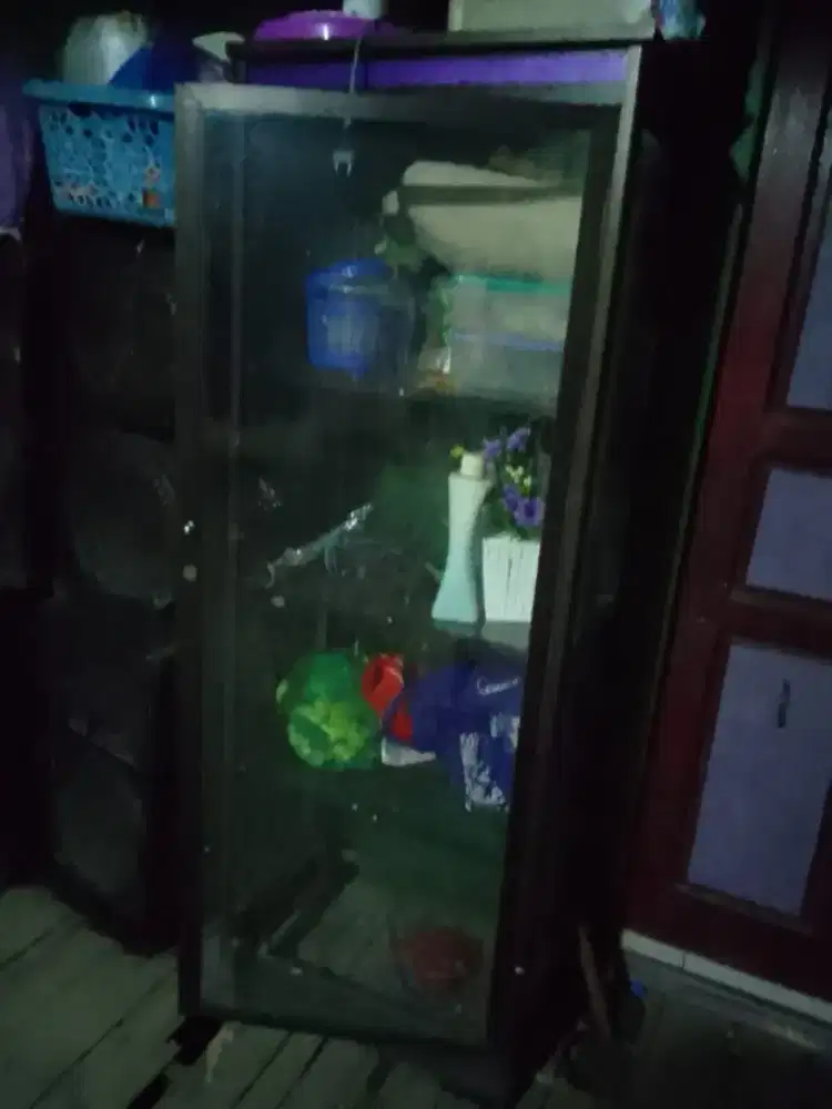 Lemari etalasi kaca