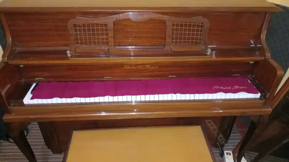 Piano akustik upright
