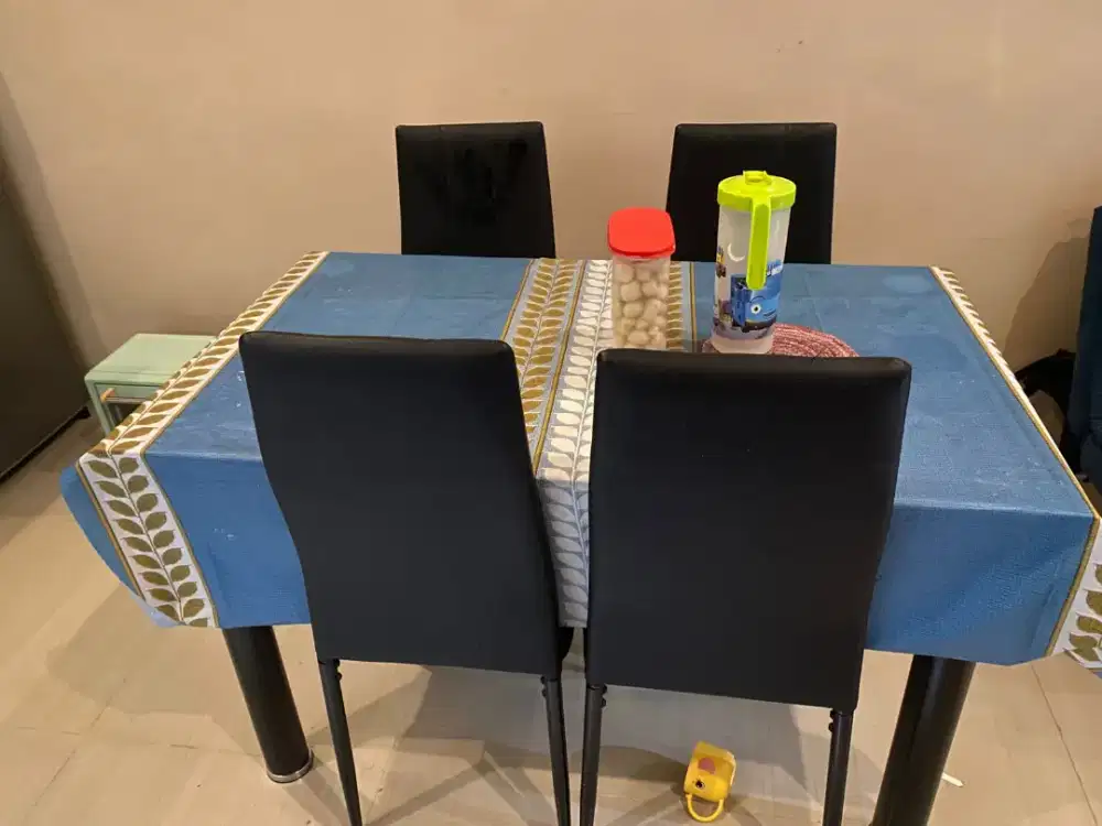 Seperti baru meja makan dan rak piring