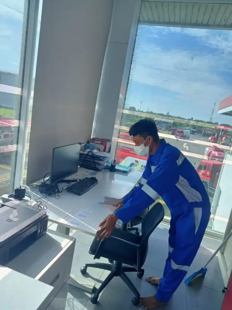 Driver Showroom dan Teknisi Listrik/AC