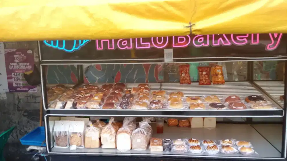 Karyawan jaga booth roti