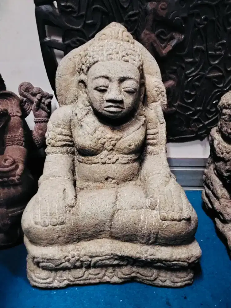 Patung batu raja kuno antik koleksi langka di jakarta