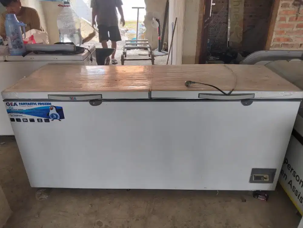 Box frezer dan showcase tersedia