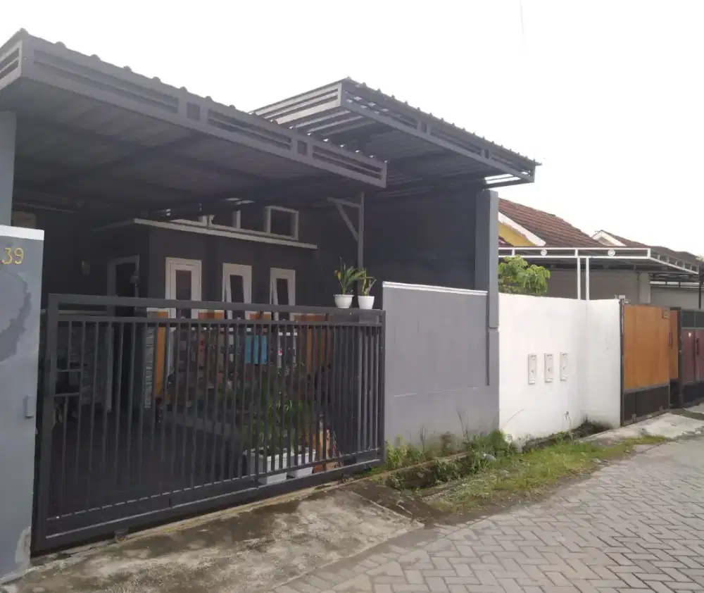 Dijual rumah full renov ,di kompleks perumahan ,one gate system