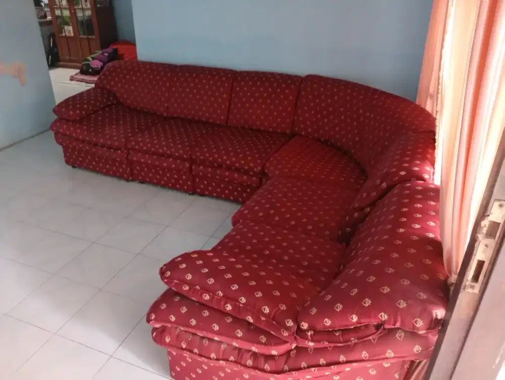 Sofa murah masih empuk warna merah maroon