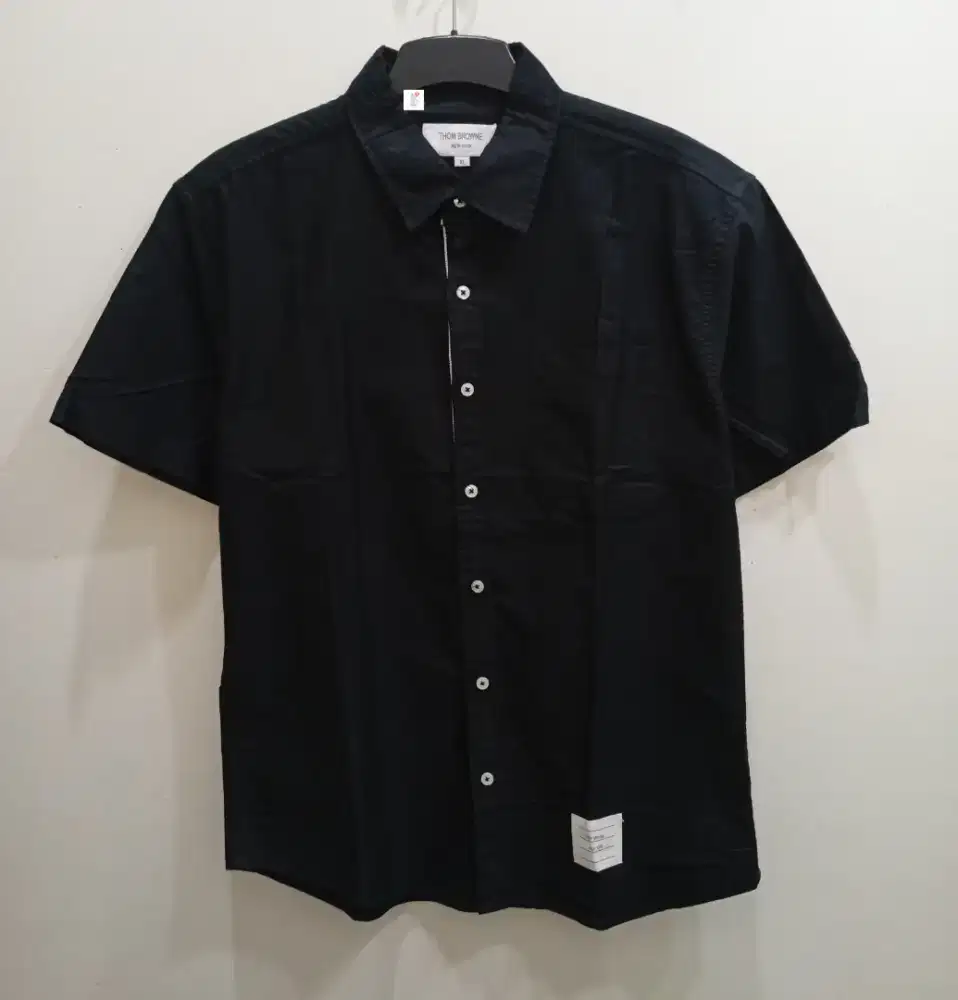 THOM BROWNE. KEMEJA KASUAL HITAM