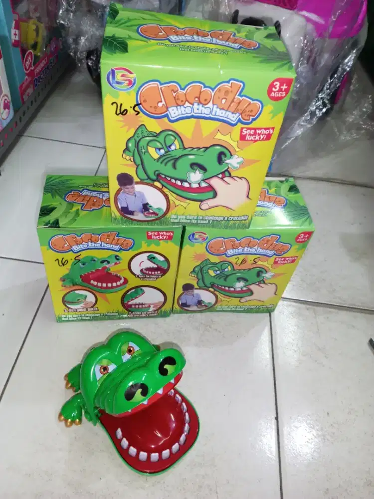 Mainan Anak buaya gigit