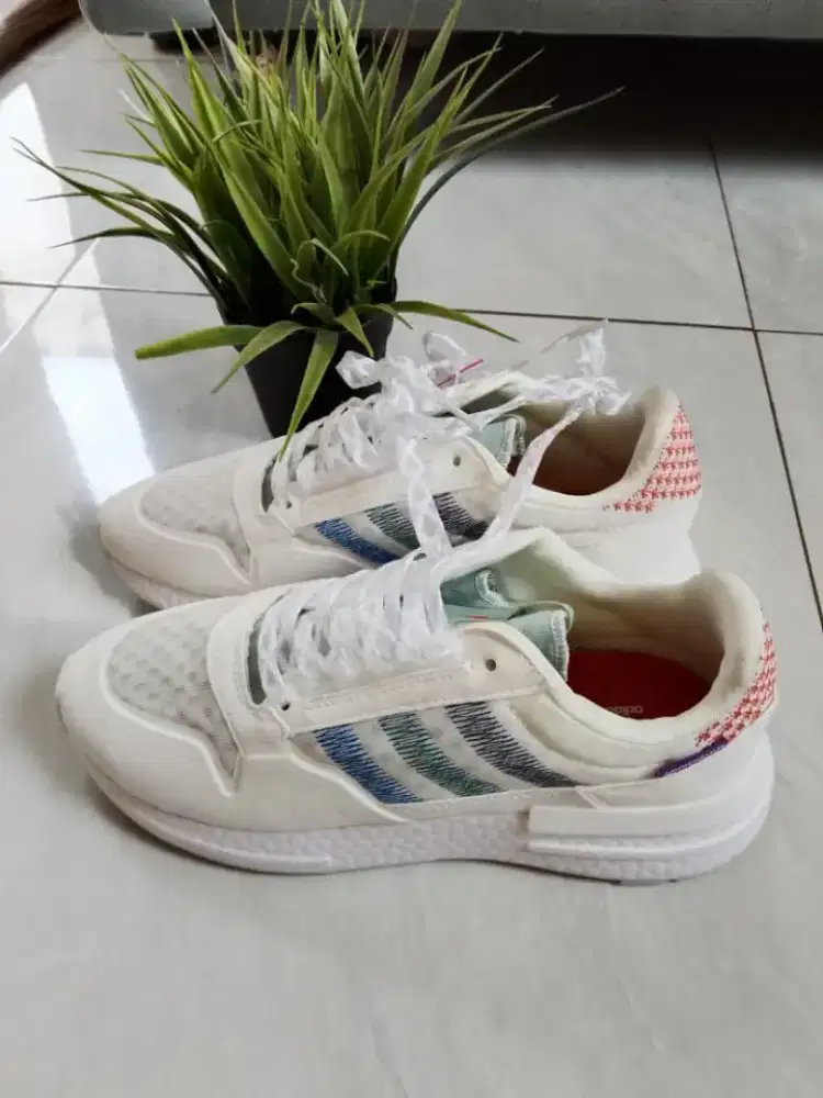 Sepatu sneker adidas