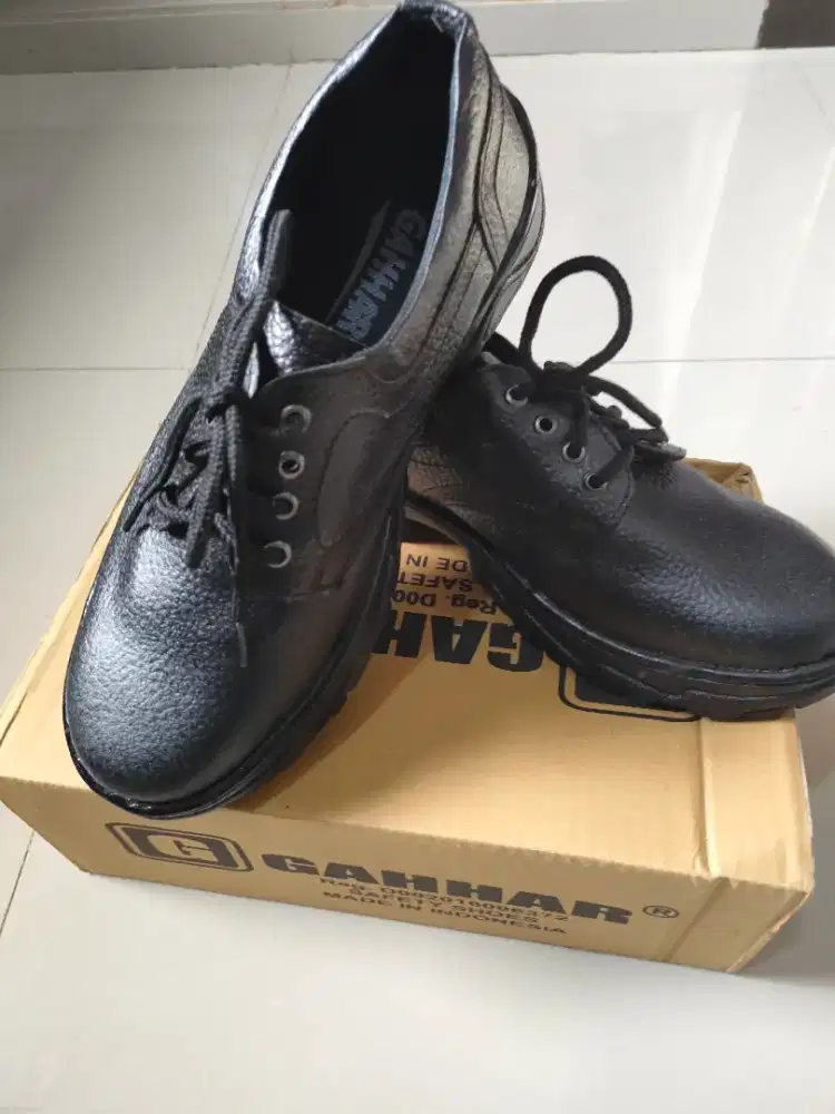 Jual SEPATU SAFETY KONDISI BARU UJUNG SLIP ON BESI