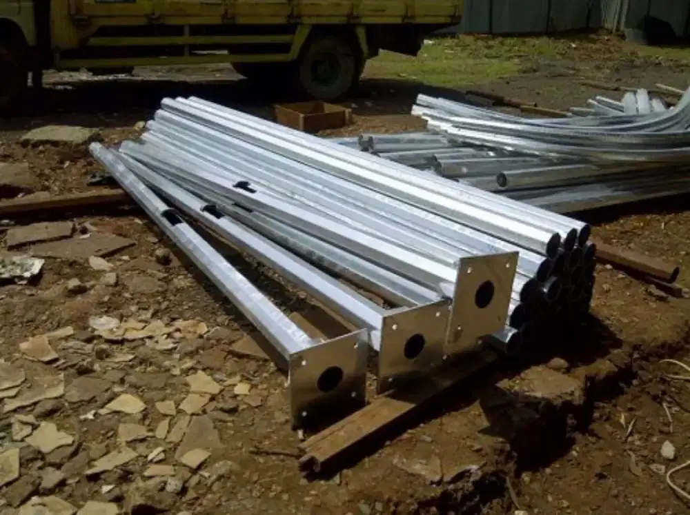 Tiang dan lampu PJU All In One Ready