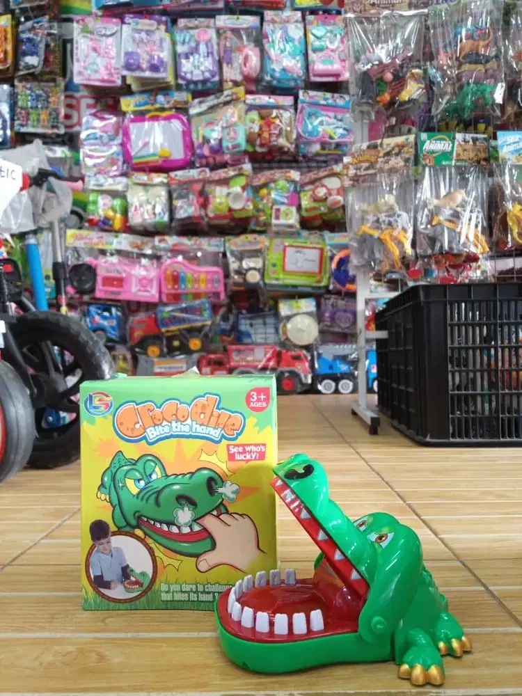 mainan anak buaya gigit box