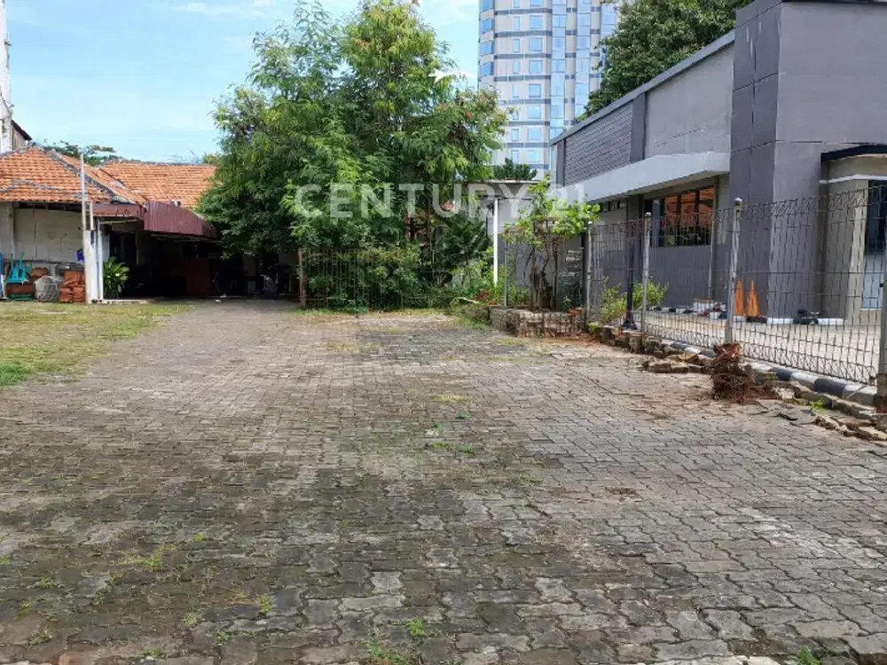 Tanah Pinggir Jalan Ramai Di Utan Kayu Untuk Usaha