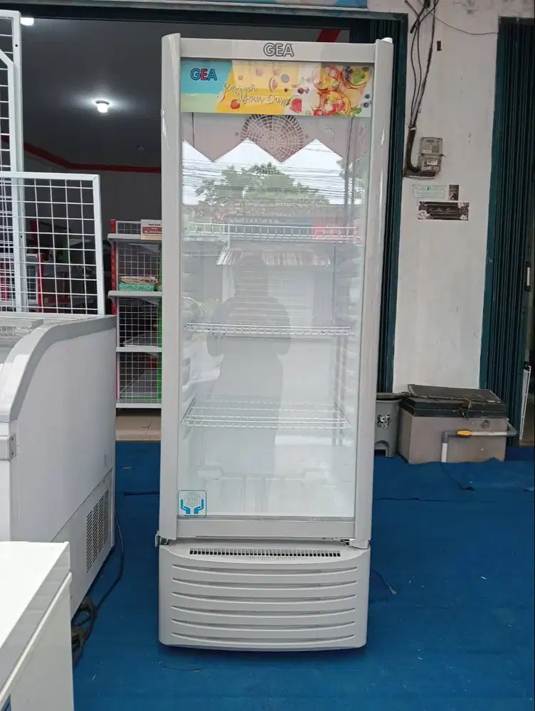 Showcase 1 pintu bekas murah merk GEA 230L mesin  normal