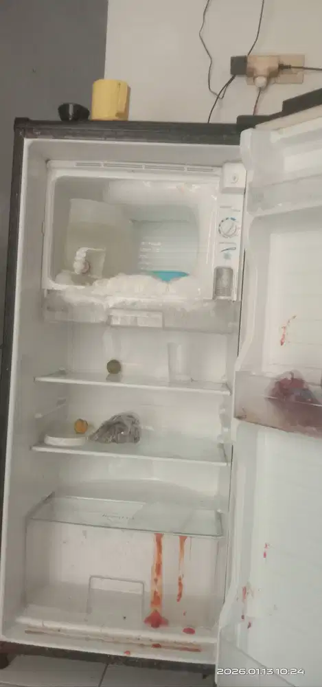 Dijual kulkas merk AQUA.