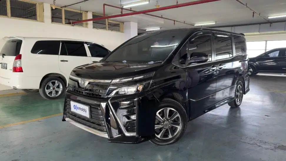 DP MURAH Toyota Voxy 2.0 Bensin-AT 2020 Hitam Hitam CUOSB