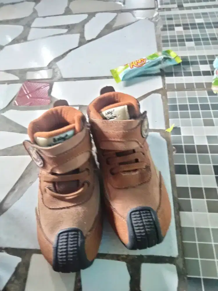 Dijual sepatu anak laki2 warna coklat bludru merk baby millioner