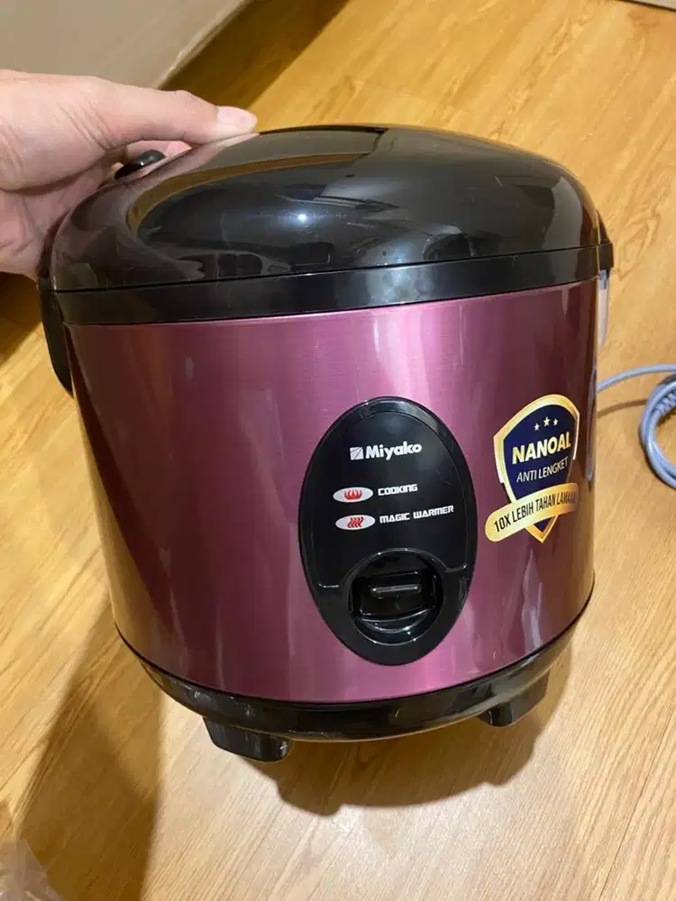 Miyako Rice Cooker 1.8 Liter Anti Lengket