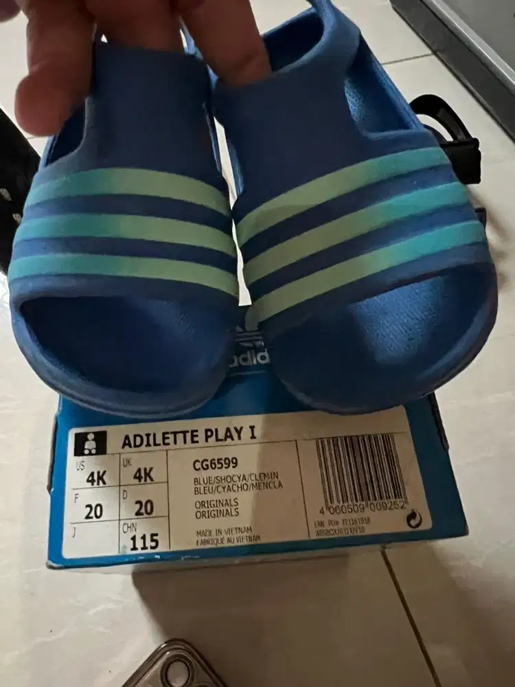 Sandal anak 1 tahun  adidas dpt 2 pasang ya