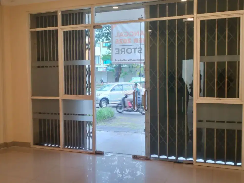 Ruko Strategis 2,5 Lantai Siap Pakai di Cluster Arana Harapan Indah Bekasi