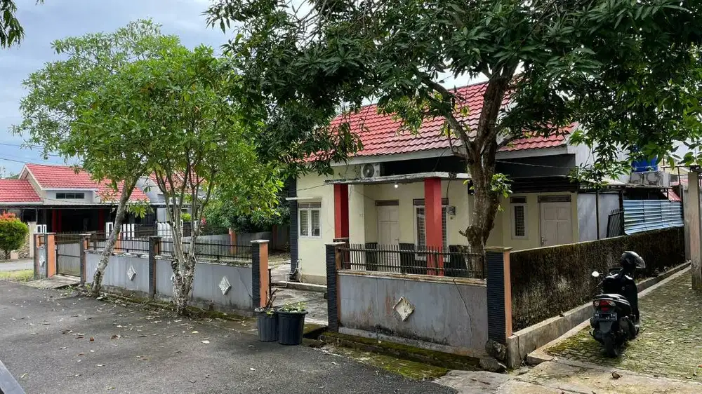 Dijual Rumah Luas Tanah 240 m2 tipe 55 Kota Banjarbaru Kalsel