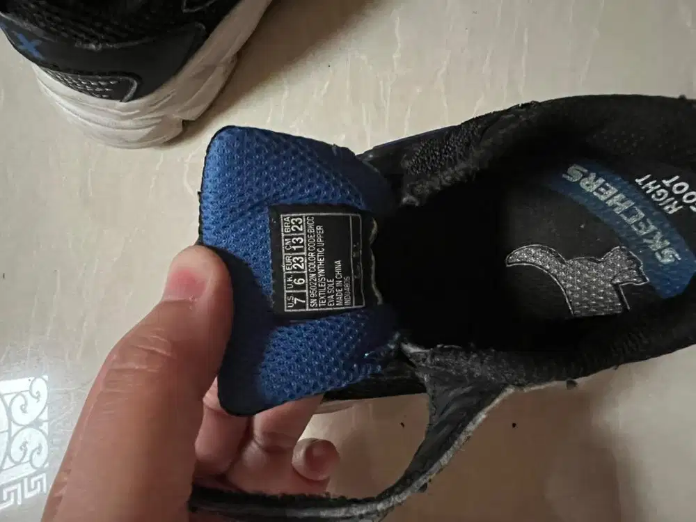 Sepatu anak skechers dpt 2 pasang sepatu ya