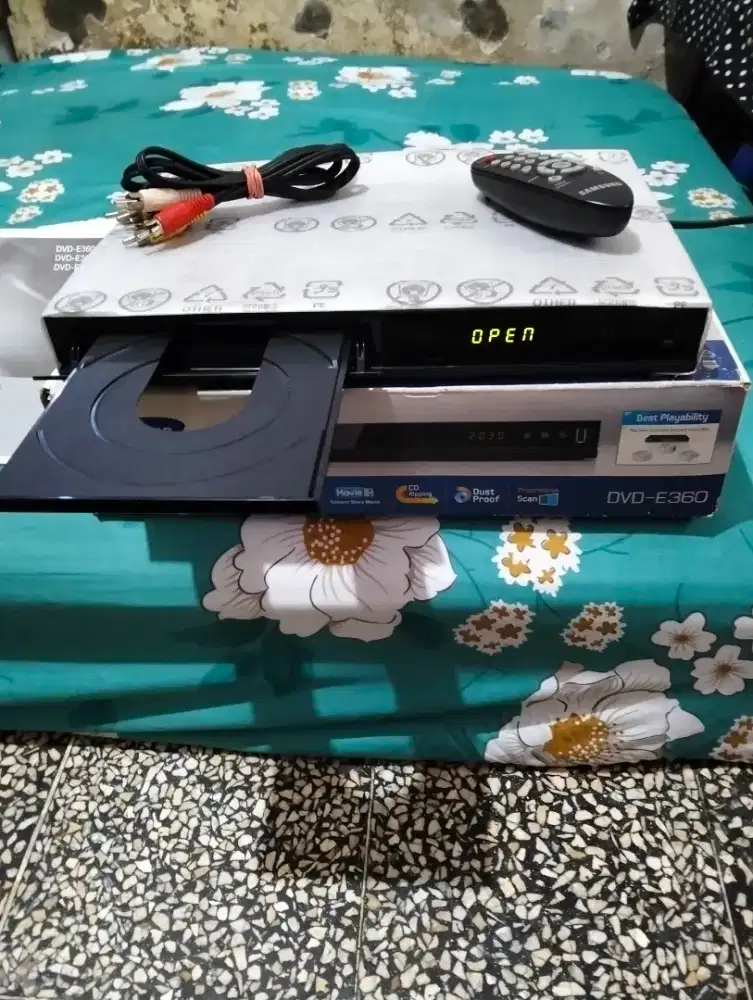 DVD Samsung-E 360 lengkap dengan colokan USB