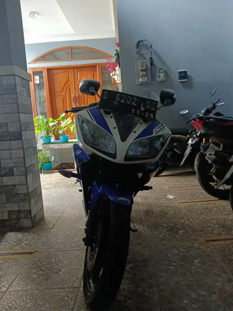 YAMAHA YZF R15 SECOND