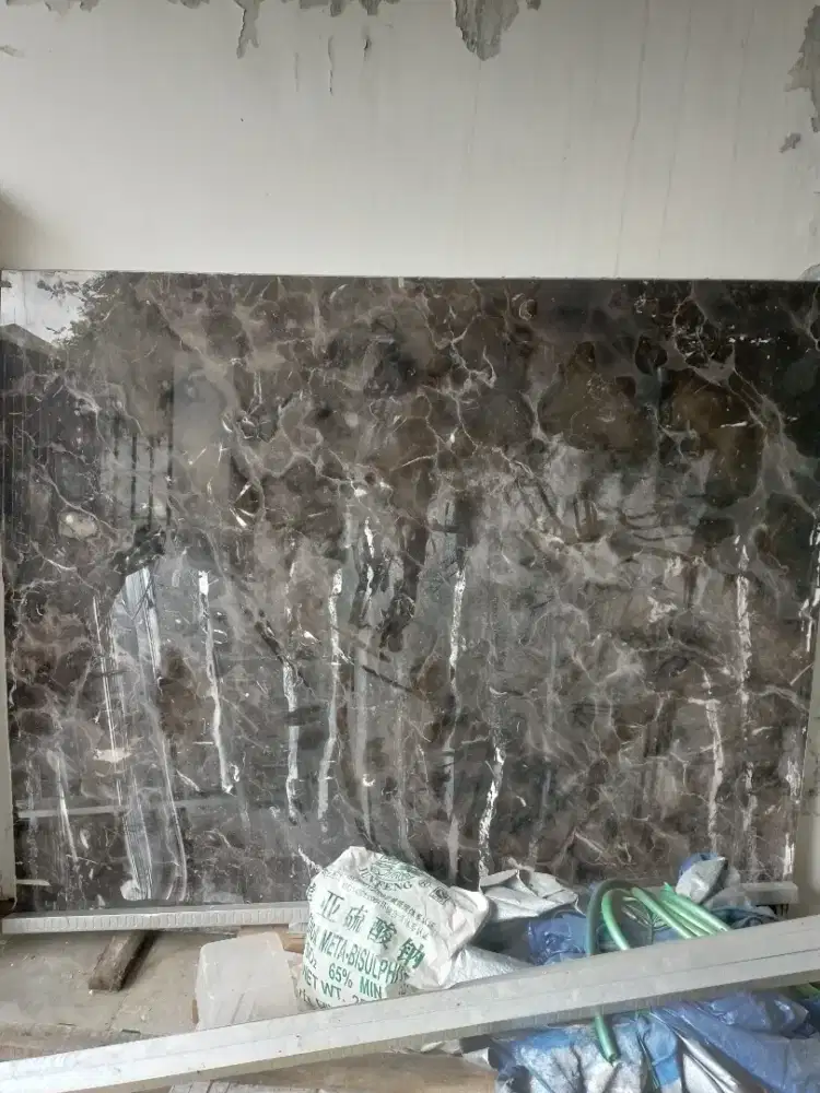 Marmer warna coklat hitam bercorak