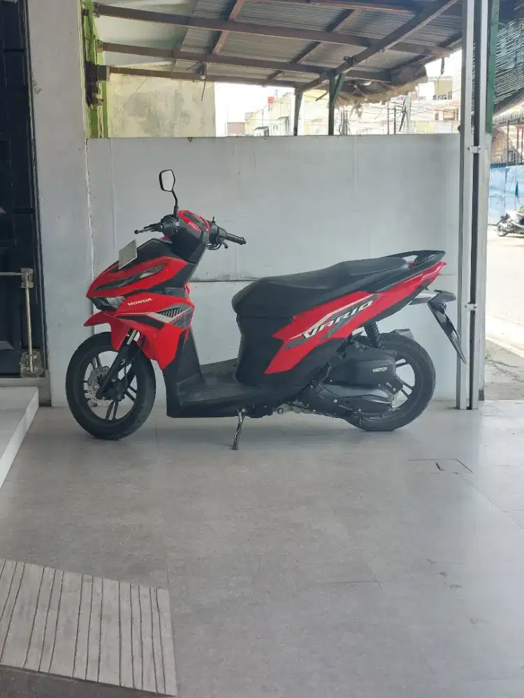 Honda Vario 125 CBS Warna Merah Tahun 2023 Lengkap Surat dan Terawat.