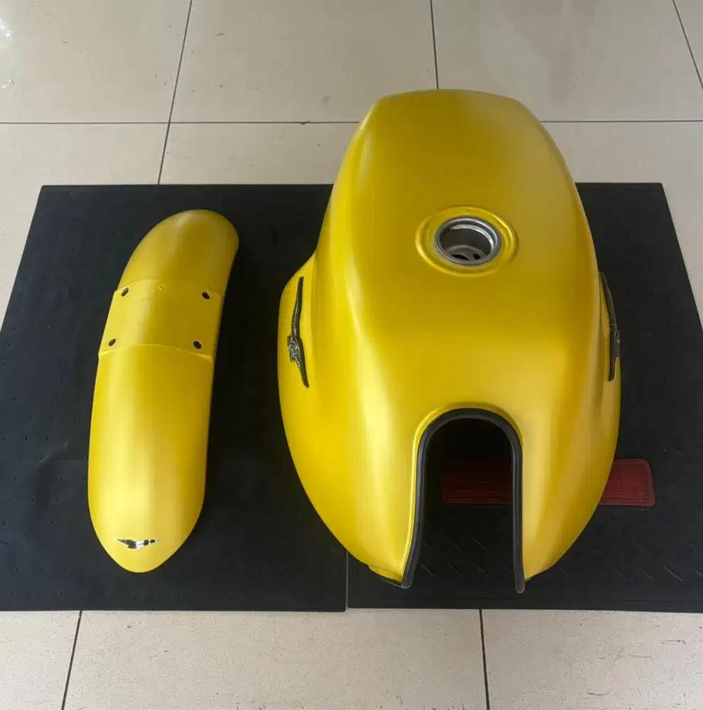 Moto Guzzi V7 850 • Fuel tank & Fender