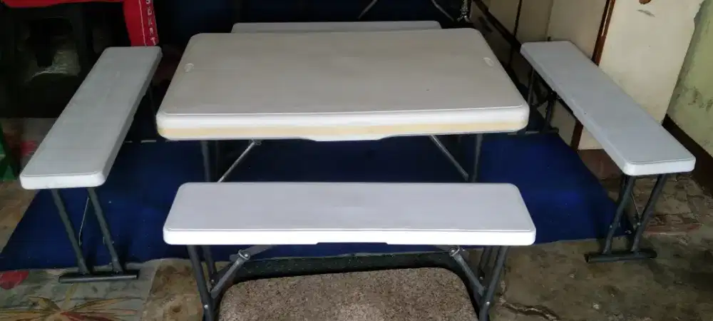 Di jual meja dan kursi lipat,,1 meja 4 kursi kondisi sangat baik