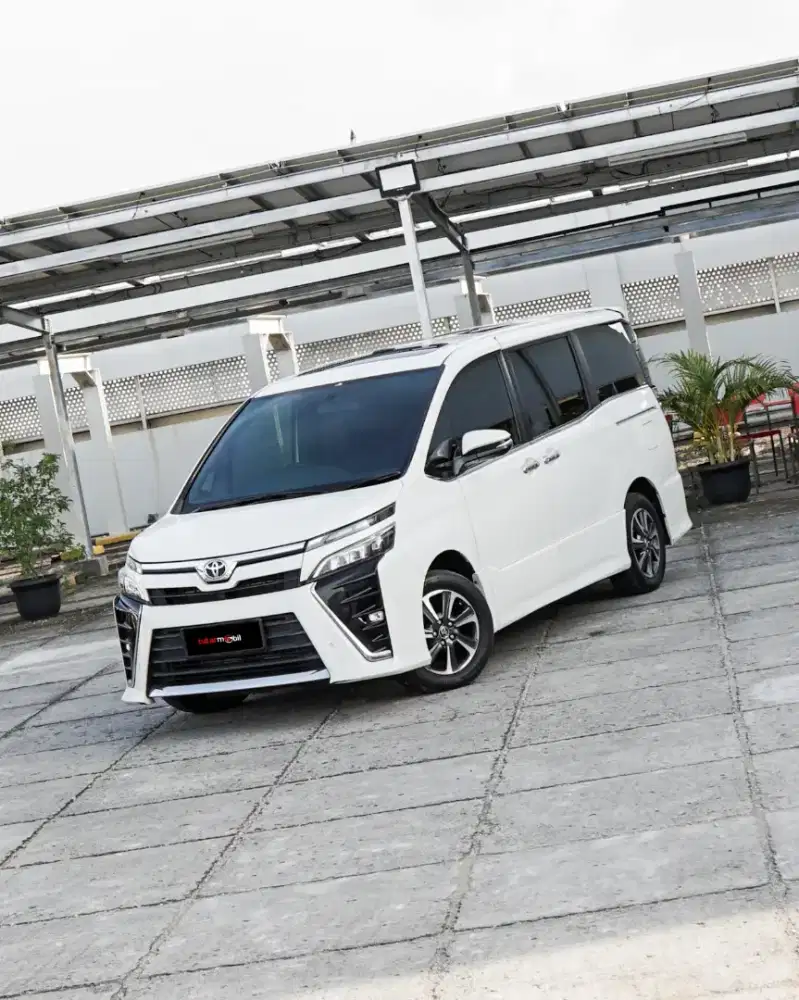 Toyota Voxy 2.0 Matic 2018 putih