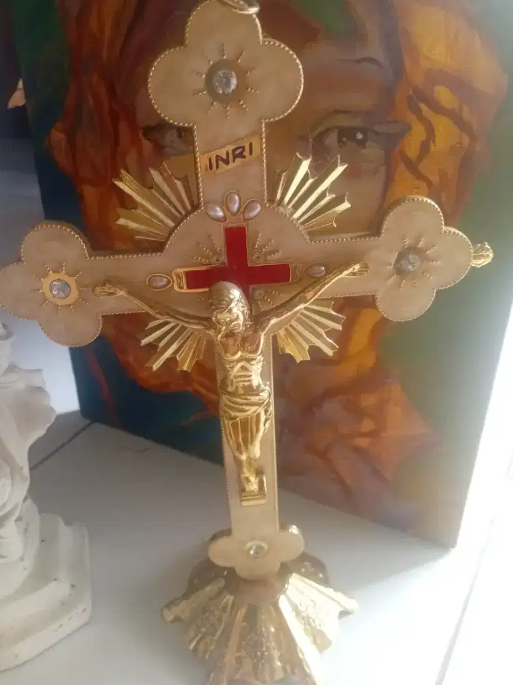 Patung Salib kuningan