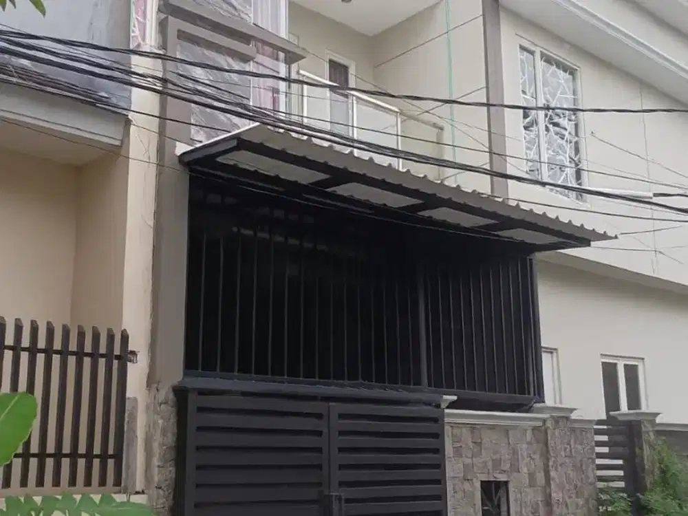 Rumah Eksklusif Taman Sutorejo Timur, Plafon Tinggi & Lokasi Strategis