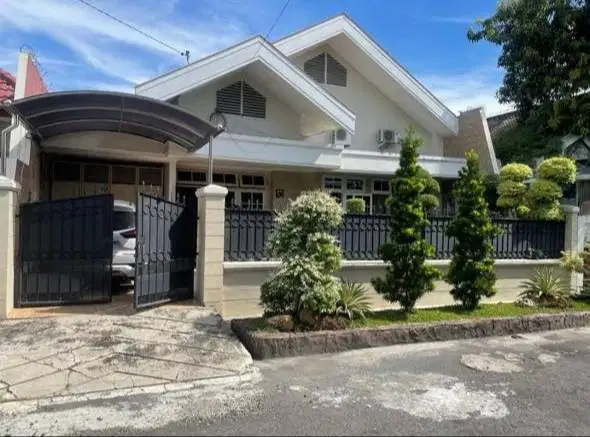 Dijual Rumah Dharmahusada Indah Semi Furnish Bagus Terawat Ada Taman