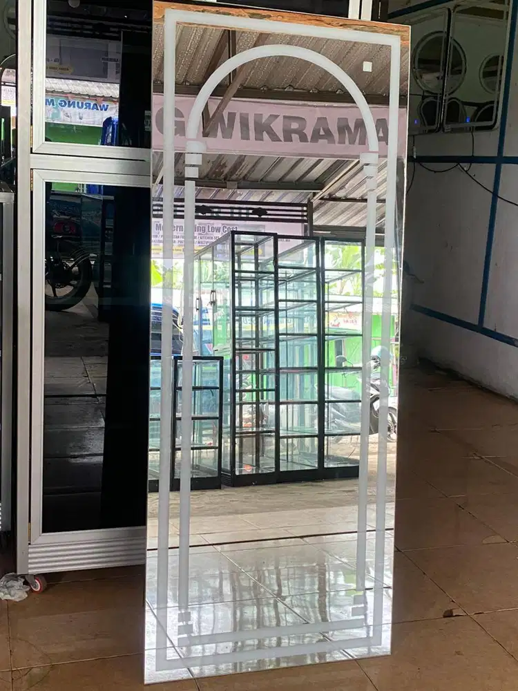 Standing mirror elegan untuk melengkapi ruangan Anda.