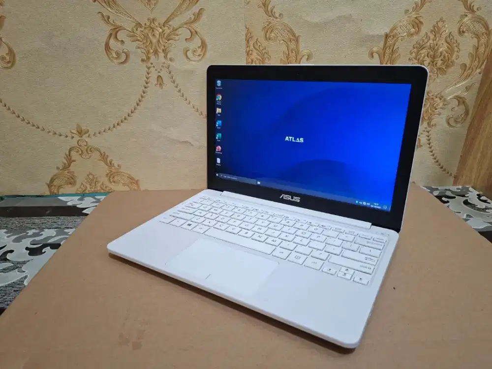 ASUS E203NAH CELERON N3350 RAM 2/500 HDD MASIH BAGUS